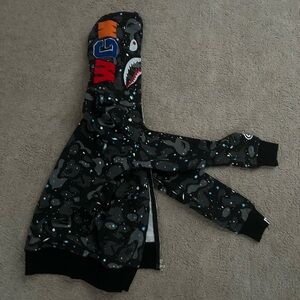 Brand new BAPE hoodie with tags and bag in great condition haven’t been once